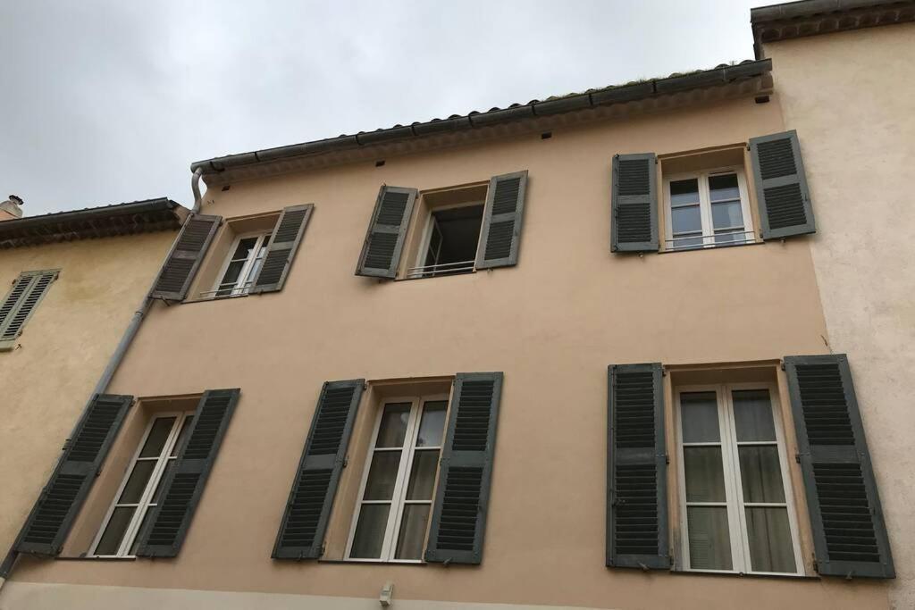 Superbe 3 Pièces 4 étoiles Plein Centre 70m Du Port Apartamento
